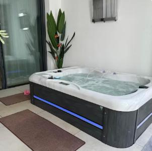 Luxury Apartment hot tub included in price