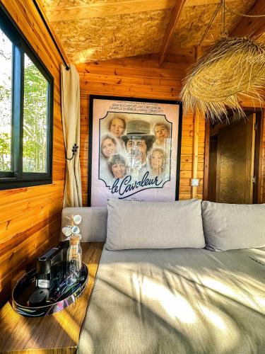 un letto in una camera con una foto sul muro di Evergreen 1BR Wood Cabin with Bassin & Terrace a Al Azifat