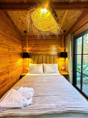 Letto o letti in una camera di Evergreen 1BR Wood Cabin with Bassin & Terrace
