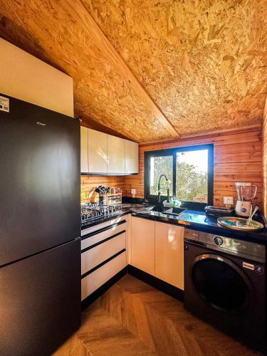 Cucina o angolo cottura di Evergreen 1BR Wood Cabin with Bassin & Terrace