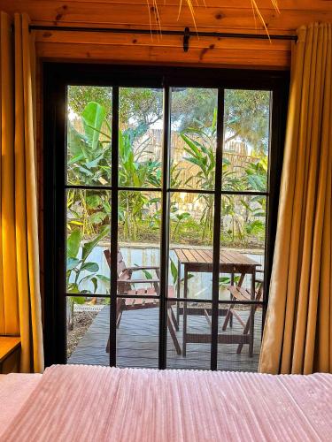 Balcone o terrazza di Evergreen 1BR Wood Cabin with Bassin & Terrace