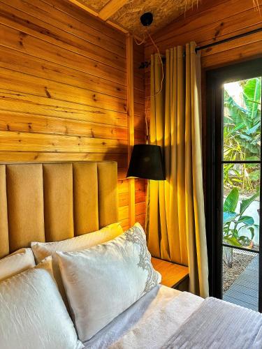 Letto o letti in una camera di Evergreen 1BR Wood Cabin with Bassin & Terrace