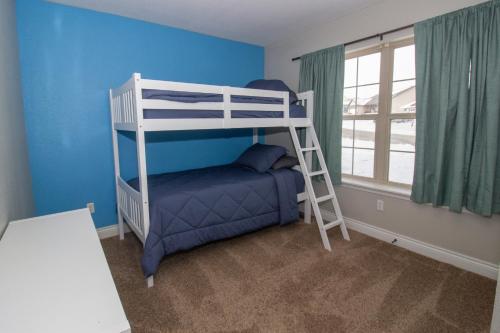 una camera con letto a castello e parete blu di Gateway Retreat 27 Miles To Fort Leonard Wood a Saint Robert