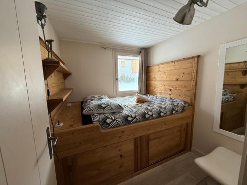 Cette petite chambre comprend un lit dans une salle de bains. dans l'établissement CRISTALLINES App 6 personnes Val d'Isère Centre, Garage, à Le Joseray