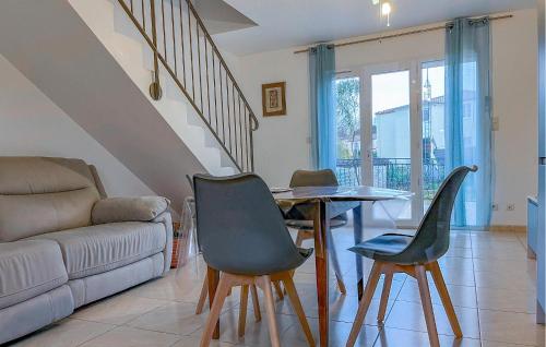 un salon avec un canapé, une table et des chaises dans l'établissement 3 Bedroom Cozy Home In Beauvoisin, à Beauvoisin