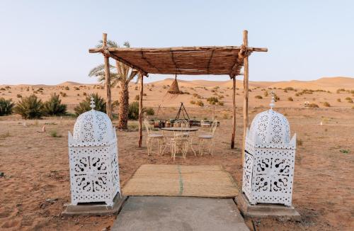 メルズーガにあるSands of Silence Campの砂漠の屋外エリア