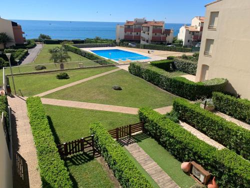 Elle offre une vue sur un jardin doté d'une piscine. dans l'établissement LES INDES GALANTES, au Cap d'Agde