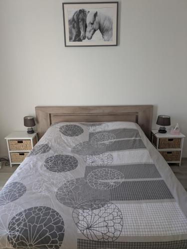 un lit avec une couette dessus dans une chambre dans l'établissement Maison récente 6 personnes, à Argelès-Gazost