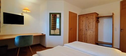 Ένα ή περισσότερα κρεβάτια σε δωμάτιο στο Oberamer Hof