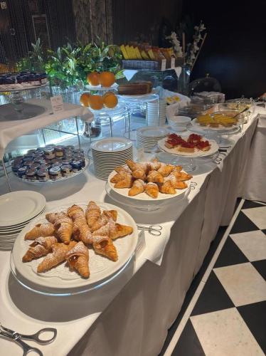 Un buffet con platos de comida en una mesa. en Portofino Deluxe Family Suite - balcony, sea view, private hotel beach, en Portofino