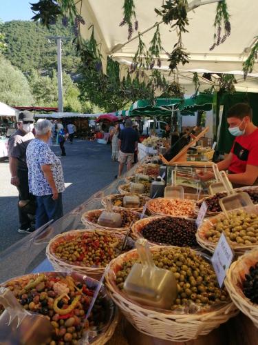 un marché avec de nombreux types différents de fruits et légumes dans l'établissement Gîte La Rose des Alpes à Serres, 3 chambres, capacité 4 à 8 personnes, Cuisine, Terrasse, Parking et Garage, à Serres