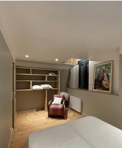 une chambre avec un lit et une chaise dans une pièce dans l'établissement Petite et Grande Bergeries, à Réal