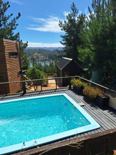 a large swimming pool on top of a wooden deck at Acuarela minicasas con piscina en Lago Vichuquen in Vichuquén