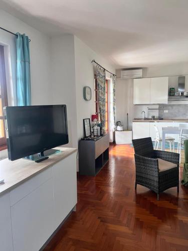 Η κουζίνα ή μικρή κουζίνα στο Casa di Zoe apartment - Punto di sosta x bikes auto e moto a 20 minuti dall'autostrada - parcheggio privato - giardino con barbecue -
