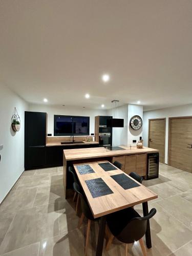 une cuisine avec une table et une salle à manger dans l'établissement Villa les oliviers, à Lablachère