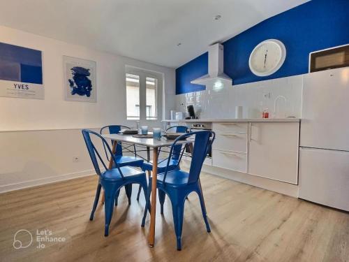 - une cuisine avec une table et des chaises bleues dans la chambre dans l'établissement Le Bleuet au cœur de Valence, à Valence