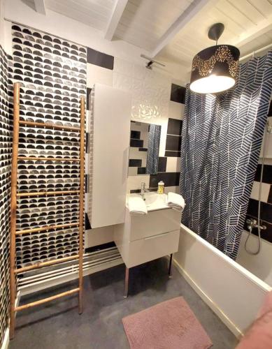 une salle de bain avec un lavabo et un miroir dans l'établissement Welcome Calais Centre St Pierre Fontinettes, à Calais