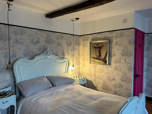 Moonfleet Boutique Hotelにあるベッド