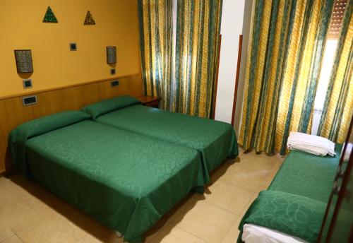 Ένα ή περισσότερα κρεβάτια σε δωμάτιο στο Hostal Muralla