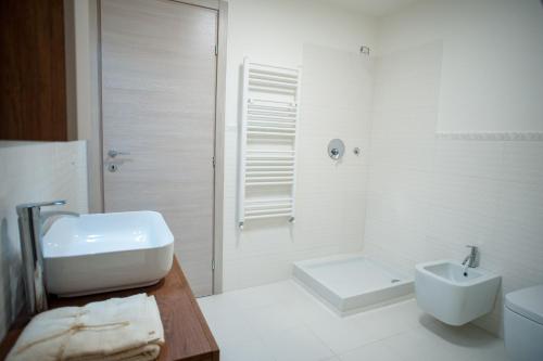 Un baño blanco con lavabo e inodoro. en Casa Maremonti, en Lido di Camaiore