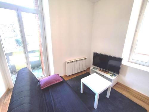 un salon avec un canapé et une table dans l'établissement L'Albarine, son calme, sa beauté et ses truites, à Tenay