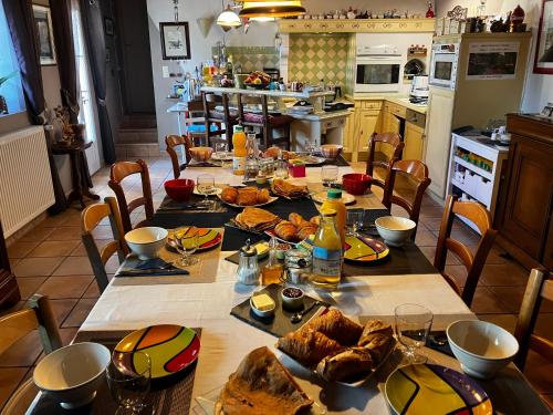 eine Küche mit einem Tisch mit Essen darauf in der Unterkunft La Ferme de Kérivoas in Audierne