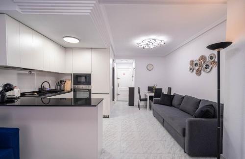 Calle Dinamarca 3 , Beautiful one bedroom appartment, recently renovated, 1 min from Los Locos beach