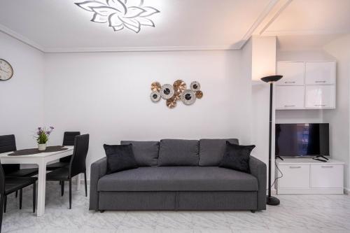 Calle Dinamarca 3 , Beautiful one bedroom appartment, recently renovated, 1 min from Los Locos beach
