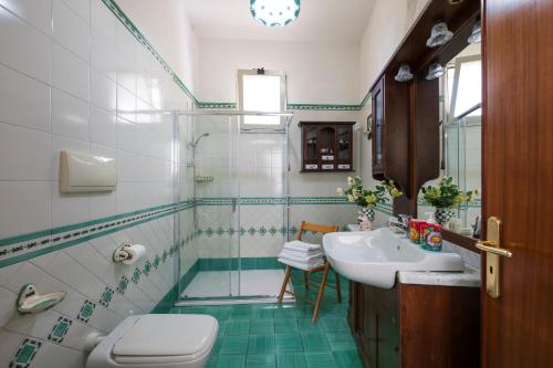 Un baño con ducha, lavabo e inodoro. en CASA RITALEMMA', en Amalfi