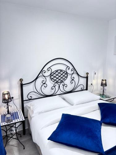 Postel nebo postele na pokoji v ubytování Shanti’s Andalusian Rooms