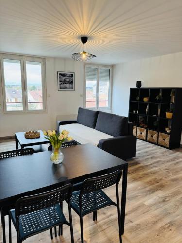 a living room with a table and a couch at 4 - Parc Expo - Zénith - Sud 3 - Campus in Le Grand-Quevilly