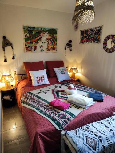 une chambre avec un lit avec des oreillers dessus dans l'établissement Le Pavillon, à La Celle-sous-Gouzon