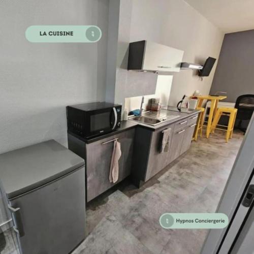 une cuisine avec un évier et une cuisinière dans l'établissement Magnifique Studio - Centre ville - Pèlerins, au Puy-en-Velay