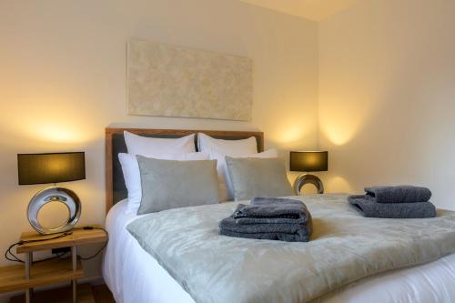 ein Schlafzimmer mit einem Bett mit Handtüchern darauf in der Unterkunft Maison cosy et bien située in Colmar