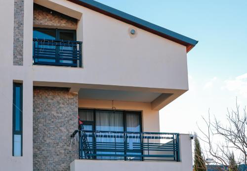 Balkón nebo terasa v ubytování Cozy Villa In The Suburbs
