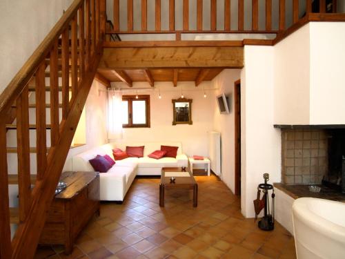 - un salon avec un canapé blanc et un escalier dans l'établissement Les MAGNANS, à Gailhan