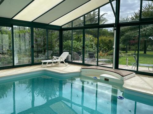 - une piscine avec une véranda aux parois de verre dans l'établissement Romantic apartment with heated pool and large park, à Baden