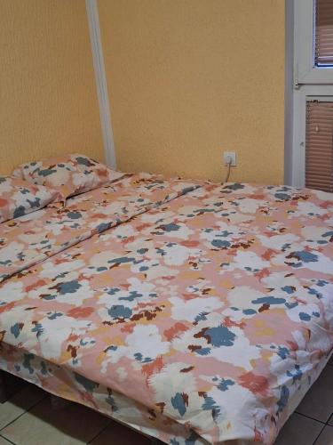 En eller flere senge i et værelse på Apartments D&D Sutomore