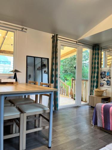 une salle à manger avec une table et un balcon dans l'établissement On est trop bien ici, à Lège-Cap-Ferret