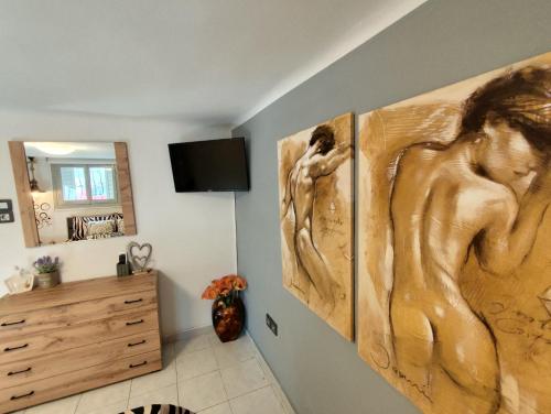 Μια τηλεόραση ή/και κέντρο ψυχαγωγίας στο Anastasia's apartment with yard