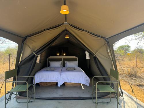 Llit o llits en una habitació de Omulunga Bush Camp