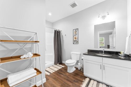 Un baño blanco con inodoro y lavabo. en Spacious! Pools, Hot Tub, Free Attraction Tickets!!, en Branson
