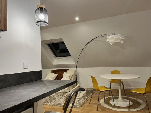 une pièce avec une table, des chaises et un lit dans l'établissement Appartement Hortensias, à Crévin