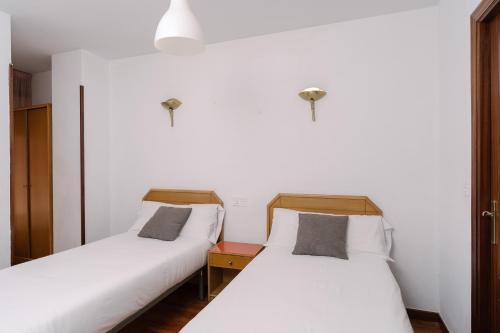 Postel nebo postele na pokoji v ubytování Hostal Arlanzón