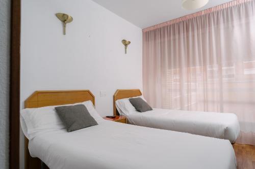 Postel nebo postele na pokoji v ubytování Hostal Arlanzón