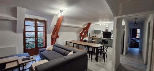 un salon avec un canapé et une table dans l'établissement La Marmotte,ski et randos, à Aragnouet