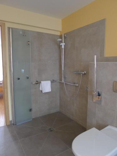 Bilik mandi di Bergmannstrost 5 Sterne Ferienwohnung