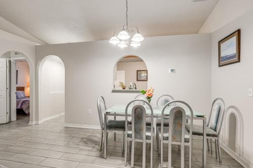 a dining room with a table and chairs at 8 Mi to Legoland Winter Haven Home with Lanai! in Winter Haven