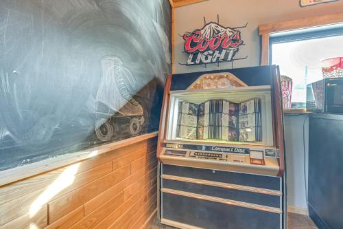 a room with an old fashioned slot machine at Massive Hatfield Loon Lodge with Roller Rink in Hatfield