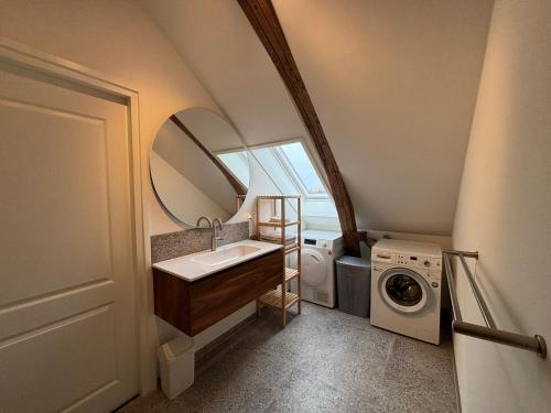 a bathroom with a sink and a washing machine at Prachtig en ruim appartement in centrum Lochem in Lochem